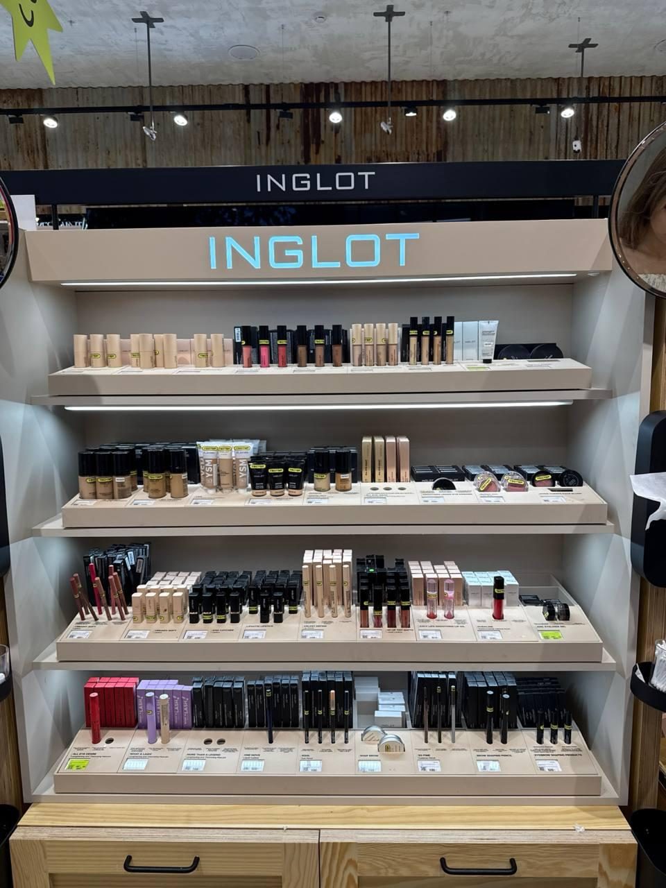 Espacio INGLOT en Gold Apple, CC Mega, Almatý (Kazajistán), agosto de 2025.