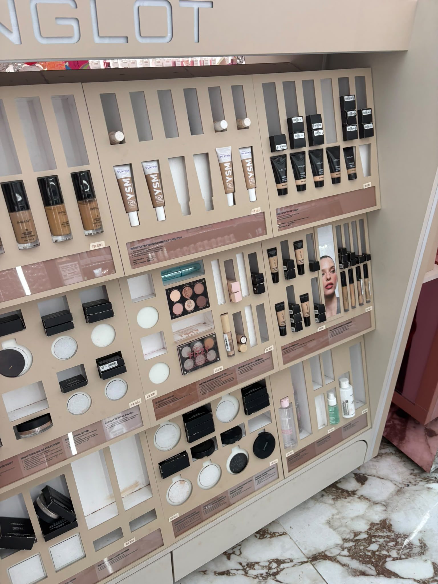 Expositor INGLOT, 2026: medio vacío.