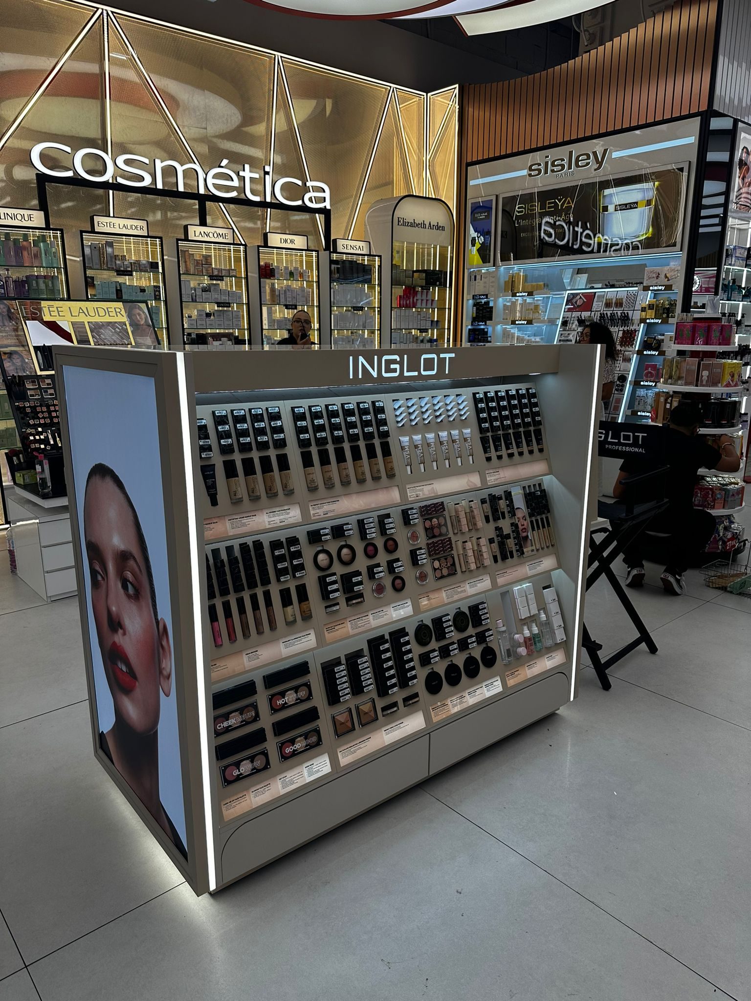 Córner INGLOT en cadena de perfumería.